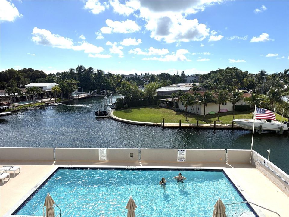 Active With Contract: $238,000 (1 beds, 1 baths, 756 Square Feet)