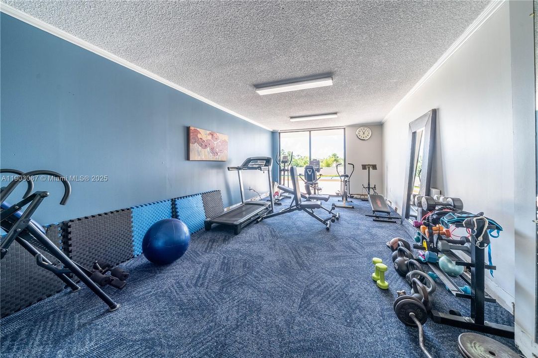 Active With Contract: $238,000 (1 beds, 1 baths, 756 Square Feet)
