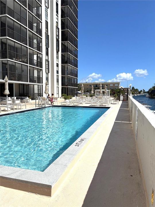 Active With Contract: $238,000 (1 beds, 1 baths, 756 Square Feet)