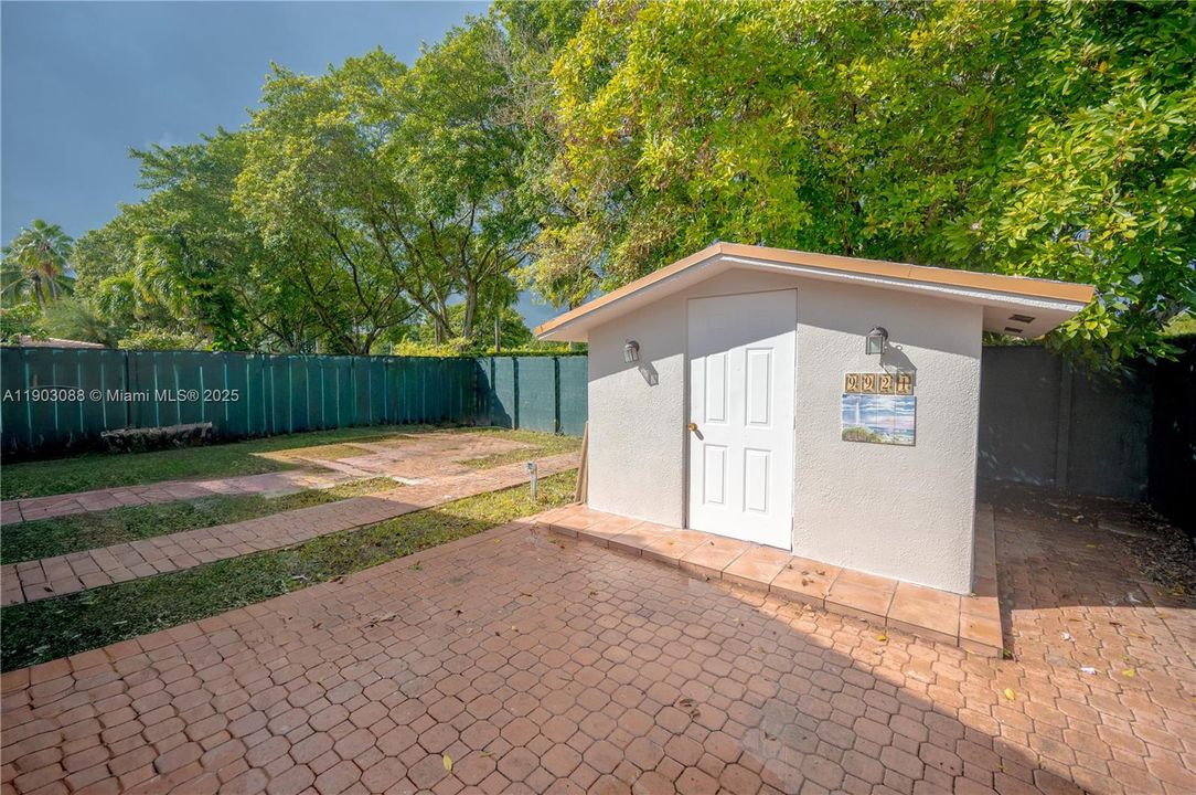 For Sale: $749,000 (3 beds, 2 baths, 1686 Square Feet)