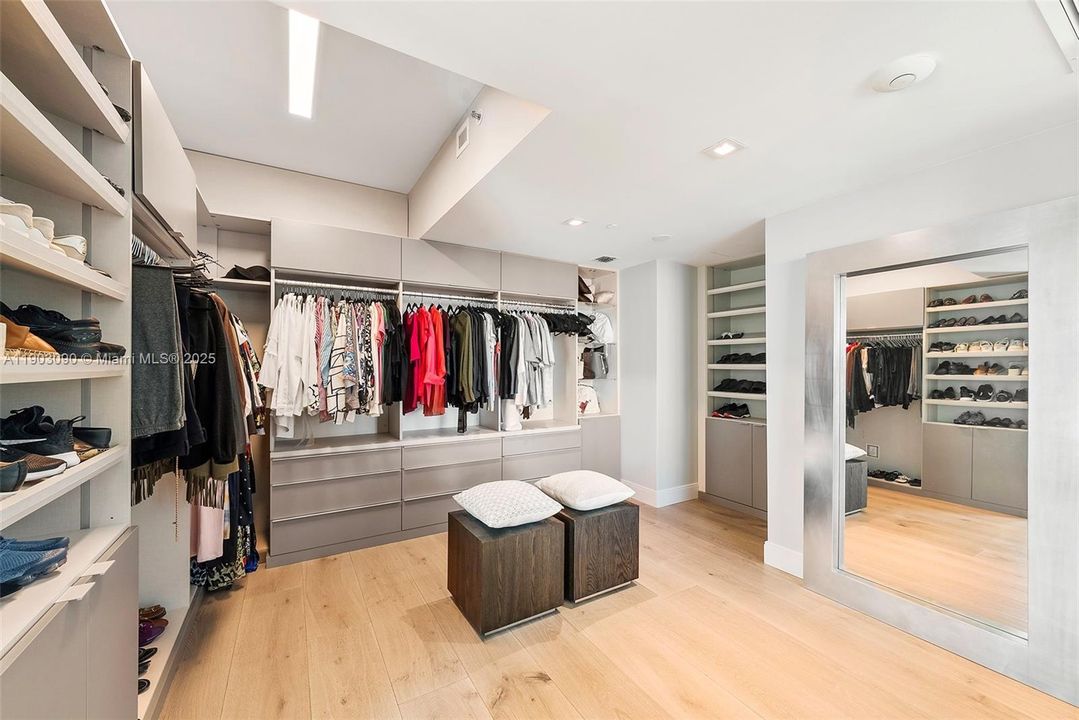 Active With Contract: $3,250,000 (3 beds, 4 baths, 3170 Square Feet)