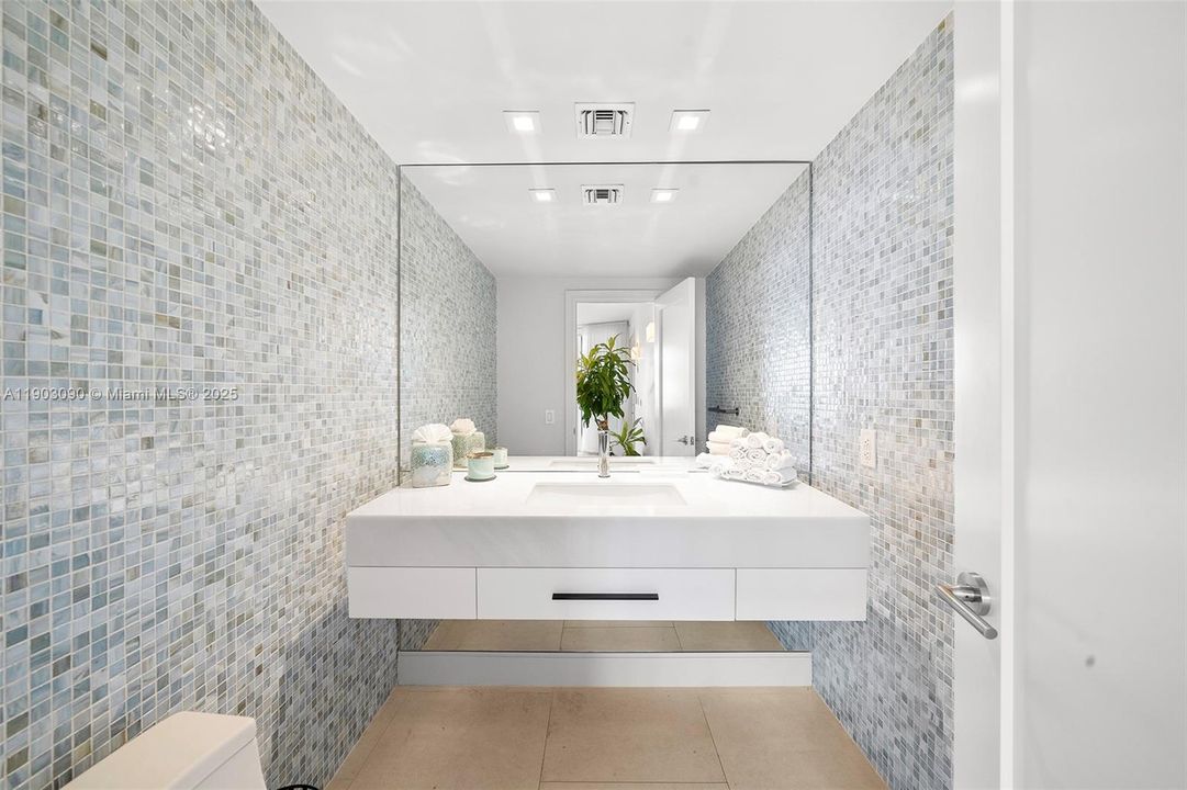 Active With Contract: $3,250,000 (3 beds, 4 baths, 3170 Square Feet)