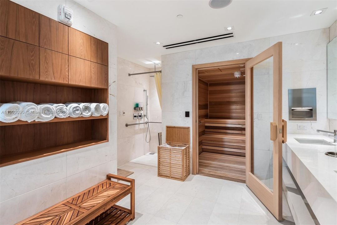 Active With Contract: $3,250,000 (3 beds, 4 baths, 3170 Square Feet)