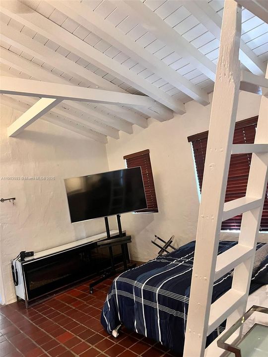 For Rent: $2,400 (1 beds, 1 baths, 700 Square Feet)