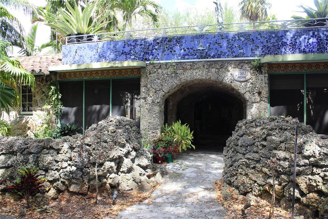 For Rent: $2,400 (1 beds, 1 baths, 700 Square Feet)