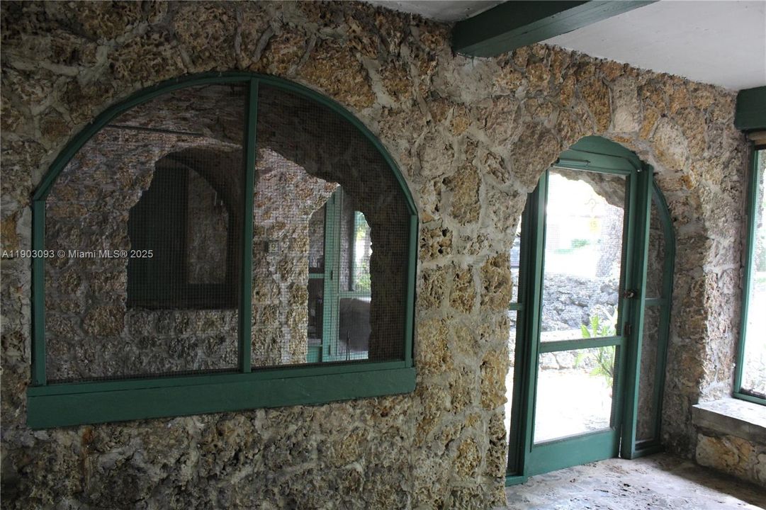 For Rent: $2,400 (1 beds, 1 baths, 700 Square Feet)