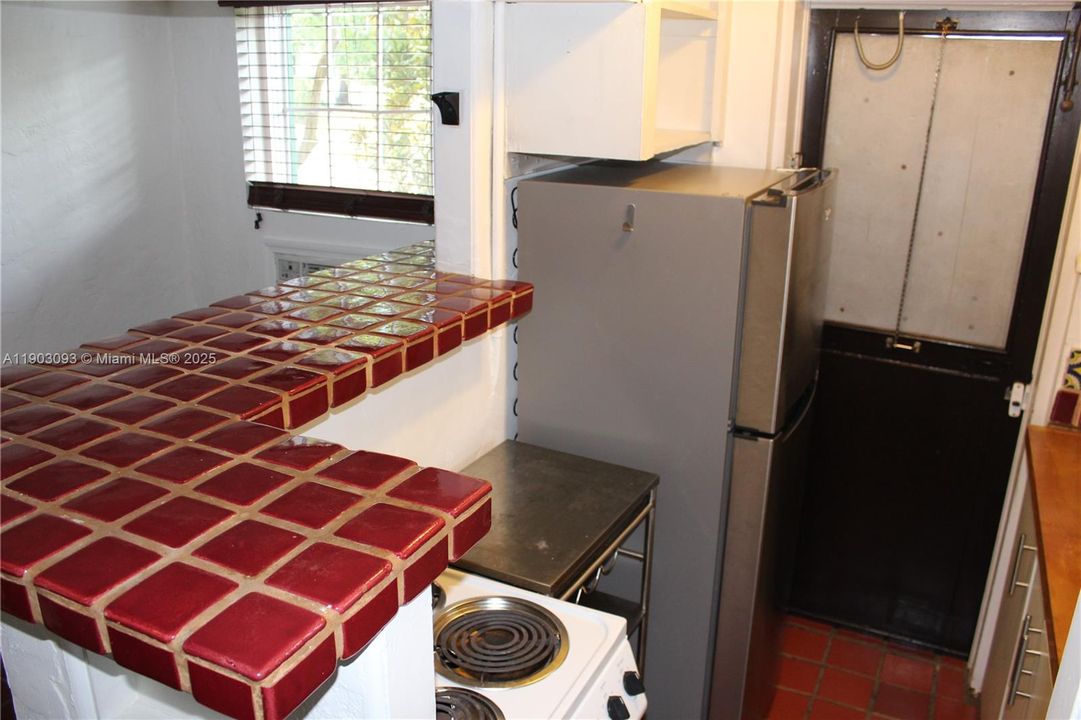 For Rent: $2,400 (1 beds, 1 baths, 700 Square Feet)