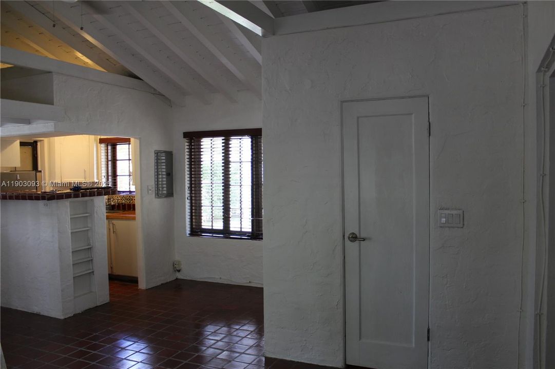 For Rent: $2,400 (1 beds, 1 baths, 700 Square Feet)