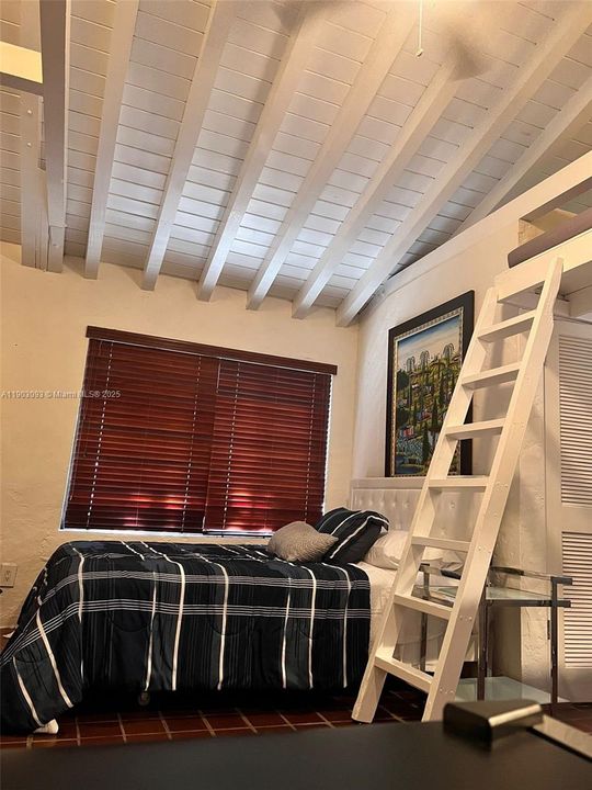 For Rent: $2,400 (1 beds, 1 baths, 700 Square Feet)