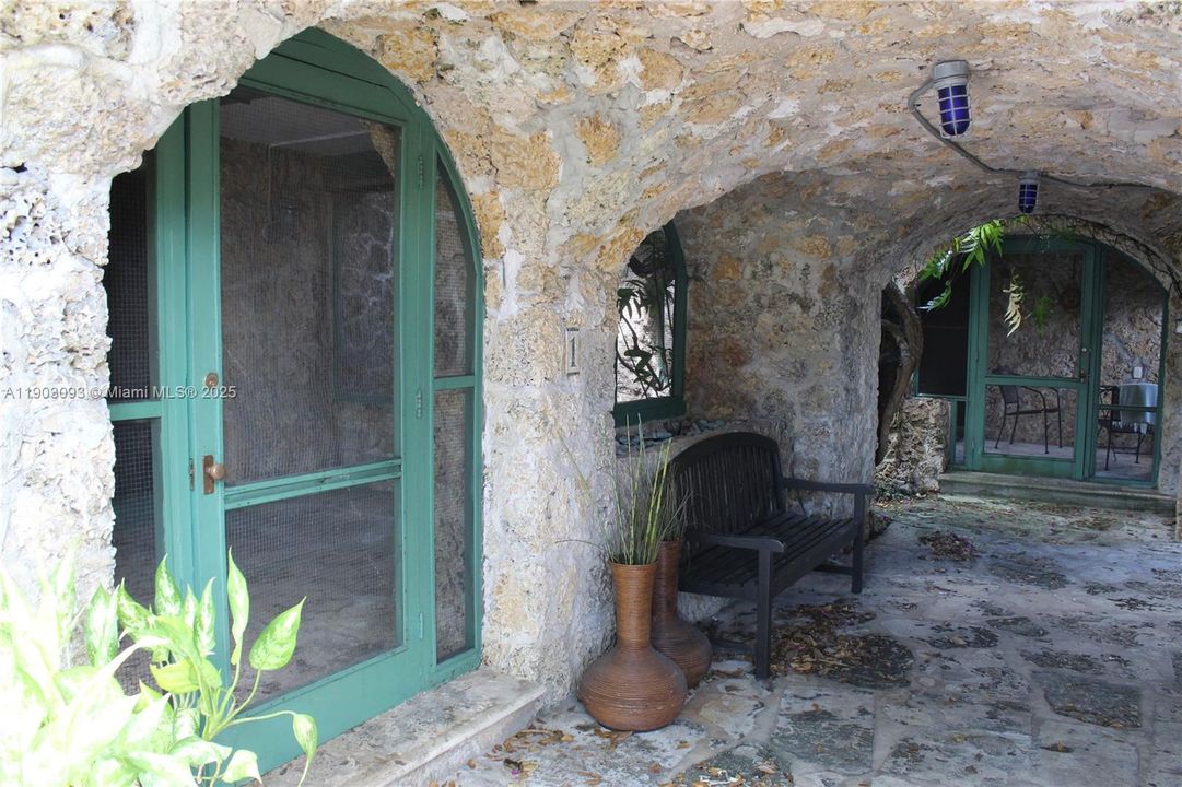 For Rent: $2,400 (1 beds, 1 baths, 700 Square Feet)