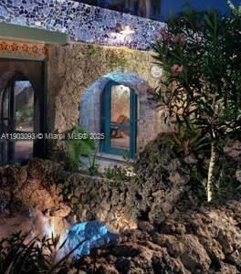 For Rent: $2,400 (1 beds, 1 baths, 700 Square Feet)