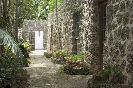 For Rent: $2,400 (1 beds, 1 baths, 700 Square Feet)