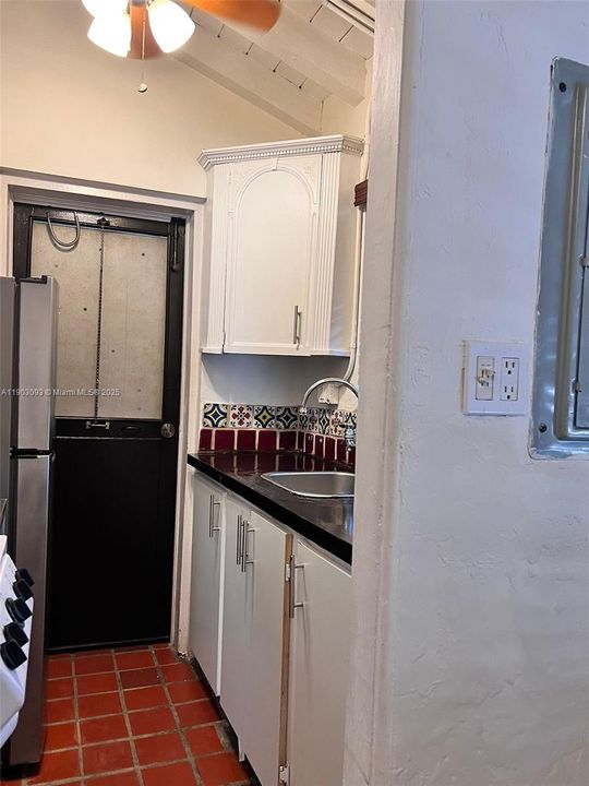 For Rent: $2,400 (1 beds, 1 baths, 700 Square Feet)
