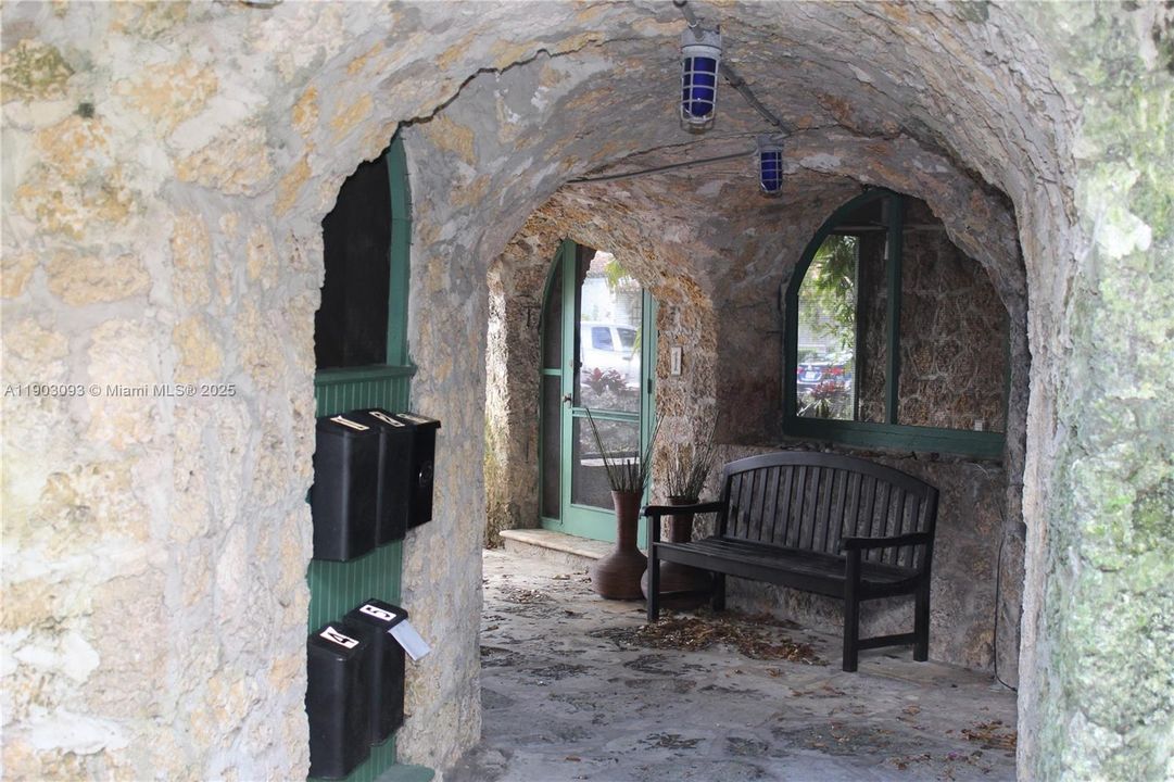 For Rent: $2,400 (1 beds, 1 baths, 700 Square Feet)