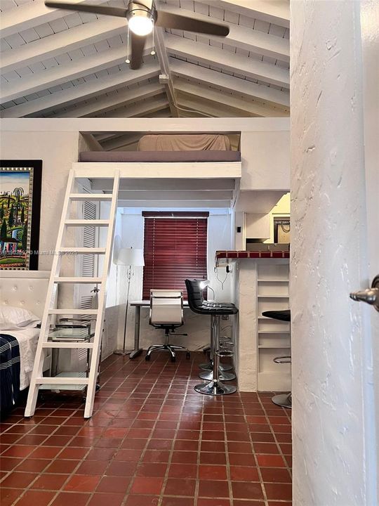 For Rent: $2,400 (1 beds, 1 baths, 700 Square Feet)