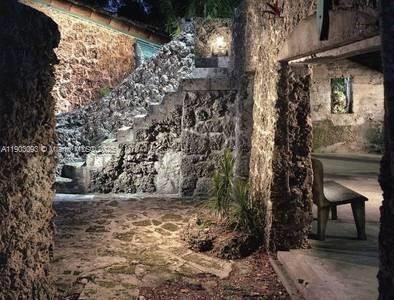 For Rent: $2,400 (1 beds, 1 baths, 700 Square Feet)