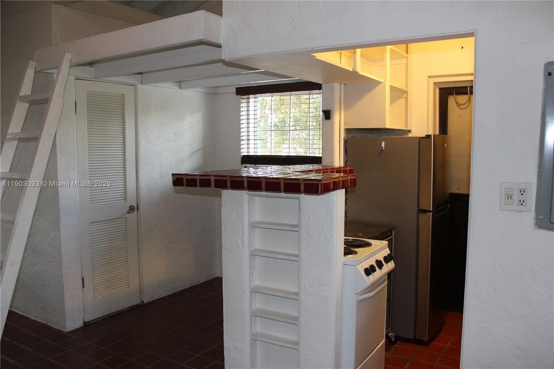 For Rent: $2,400 (1 beds, 1 baths, 700 Square Feet)