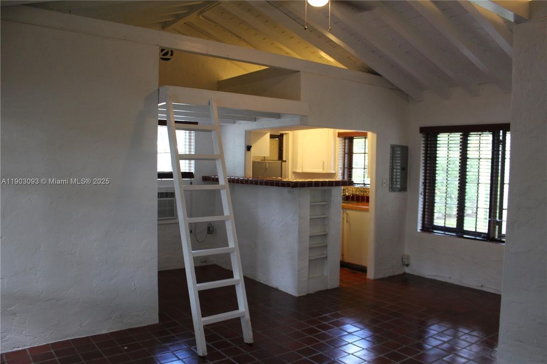 For Rent: $2,400 (1 beds, 1 baths, 700 Square Feet)