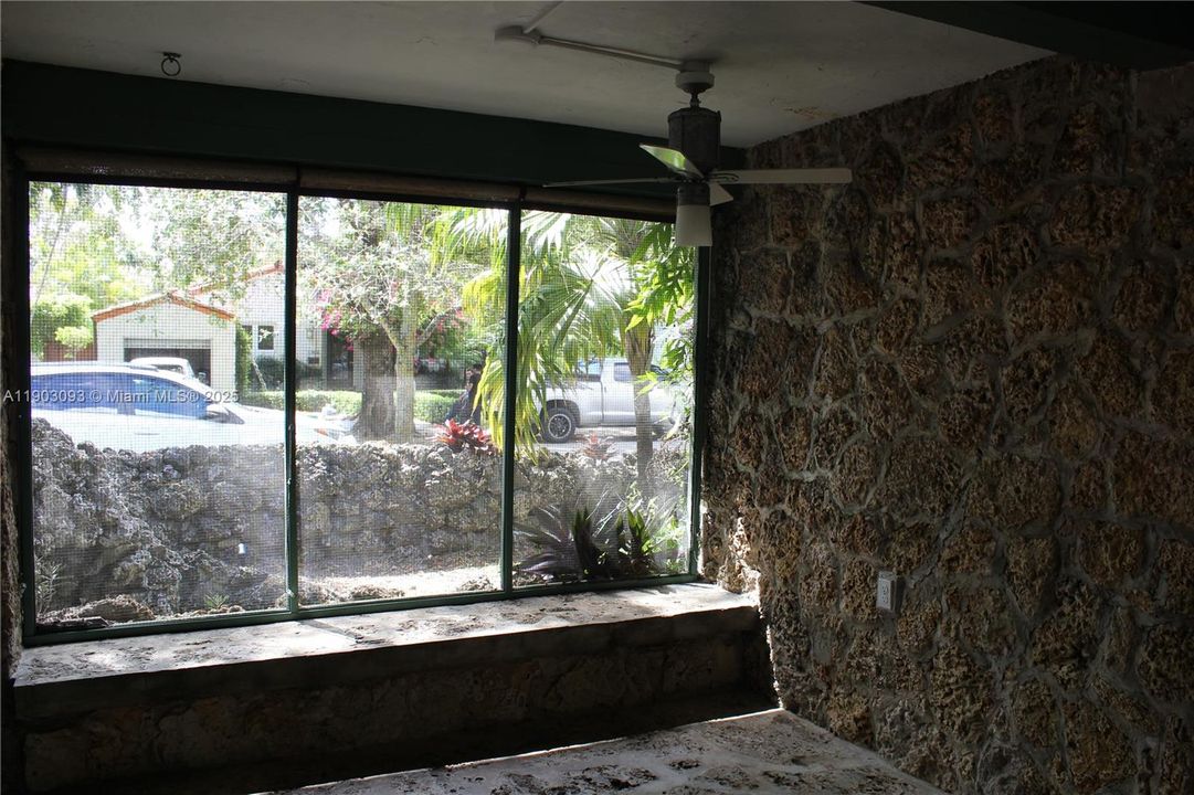 For Rent: $2,400 (1 beds, 1 baths, 700 Square Feet)