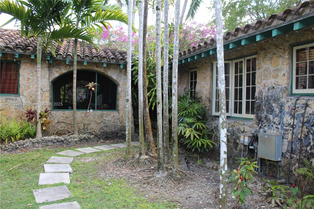 For Rent: $2,400 (1 beds, 1 baths, 700 Square Feet)