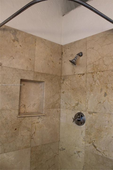 For Rent: $2,400 (1 beds, 1 baths, 700 Square Feet)