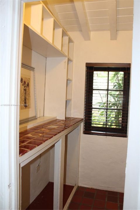 For Rent: $2,400 (1 beds, 1 baths, 700 Square Feet)