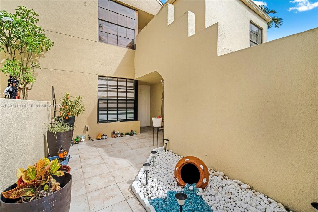 Recently Rented: $2,500 (2 beds, 2 baths, 910 Square Feet)