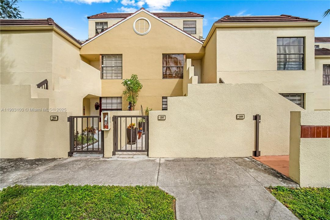 Recently Rented: $2,500 (2 beds, 2 baths, 910 Square Feet)