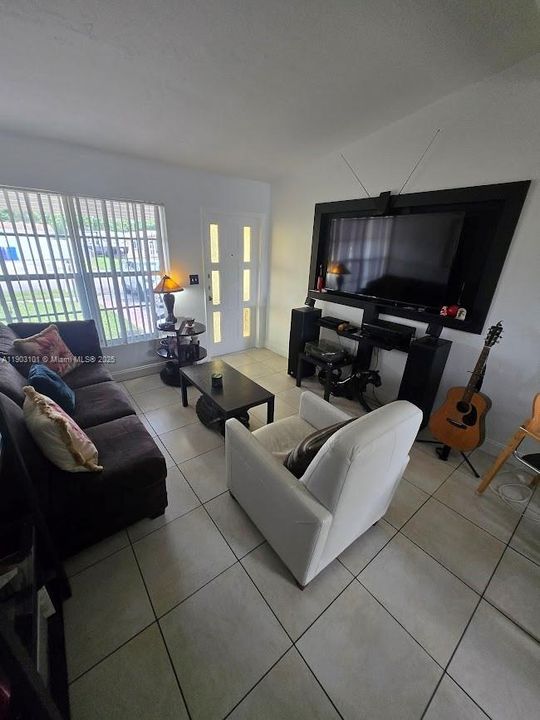 合同活跃: $449,000 (3 贝兹, 1 浴室, 840 平方英尺)