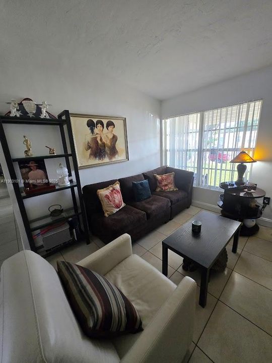 合同活跃: $449,000 (3 贝兹, 1 浴室, 840 平方英尺)