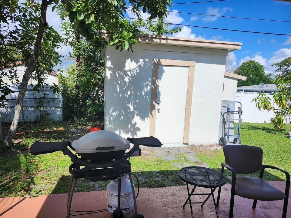 合同活跃: $449,000 (3 贝兹, 1 浴室, 840 平方英尺)