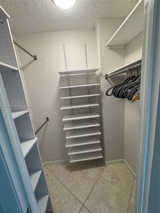 For Rent: $2,050 (1 beds, 1 baths, 900 Square Feet)