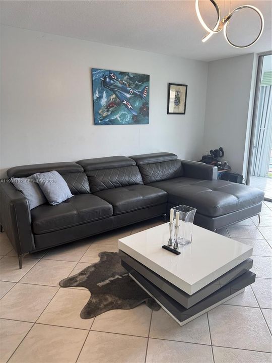 For Rent: $2,050 (1 beds, 1 baths, 900 Square Feet)