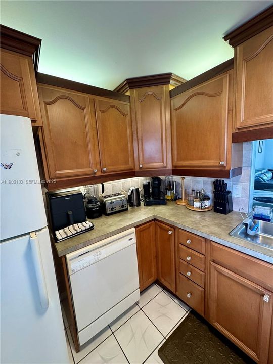 For Rent: $2,050 (1 beds, 1 baths, 900 Square Feet)