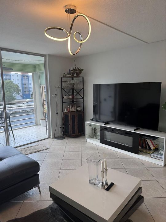 For Rent: $2,050 (1 beds, 1 baths, 900 Square Feet)