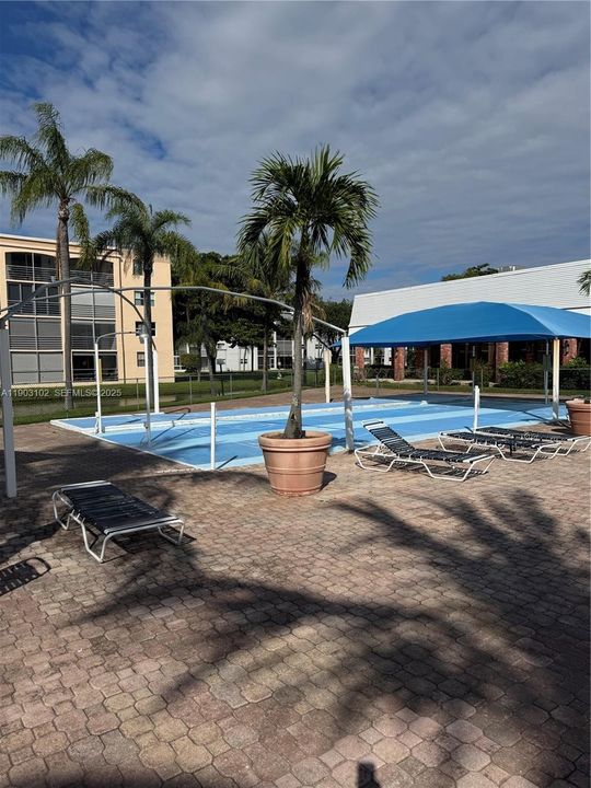 For Rent: $2,050 (1 beds, 1 baths, 900 Square Feet)