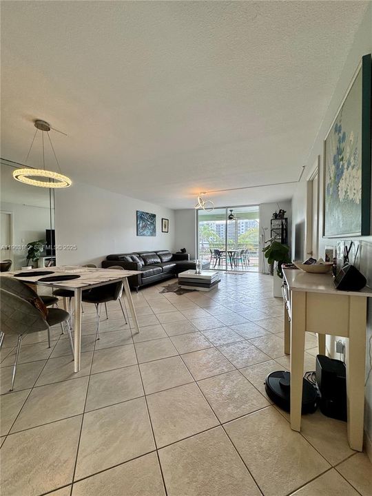 For Rent: $2,050 (1 beds, 1 baths, 900 Square Feet)