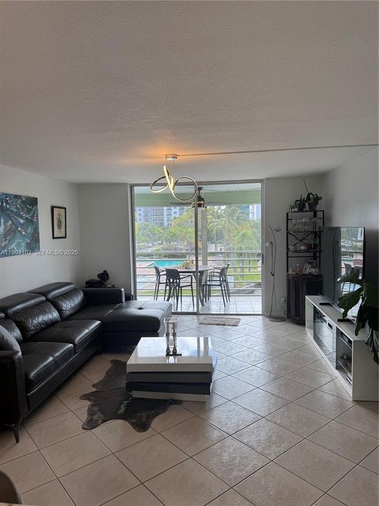 For Rent: $2,050 (1 beds, 1 baths, 900 Square Feet)