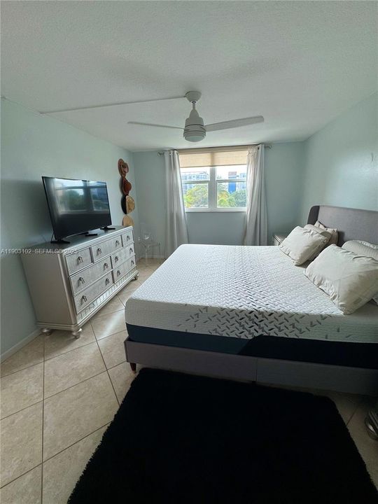 For Rent: $2,050 (1 beds, 1 baths, 900 Square Feet)