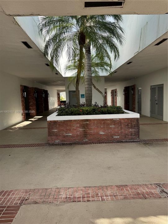 For Rent: $2,050 (1 beds, 1 baths, 900 Square Feet)