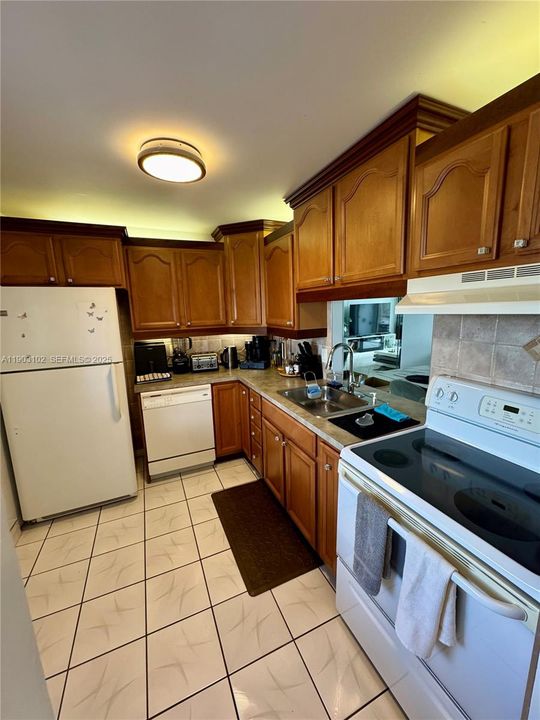 For Rent: $2,050 (1 beds, 1 baths, 900 Square Feet)