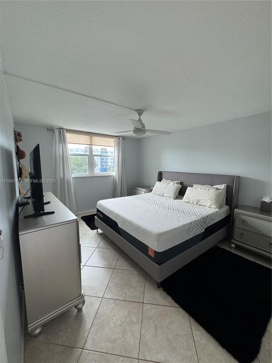 For Rent: $2,050 (1 beds, 1 baths, 900 Square Feet)