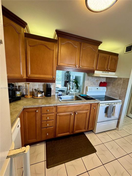 For Rent: $2,050 (1 beds, 1 baths, 900 Square Feet)
