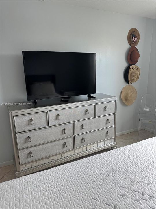 For Rent: $2,050 (1 beds, 1 baths, 900 Square Feet)