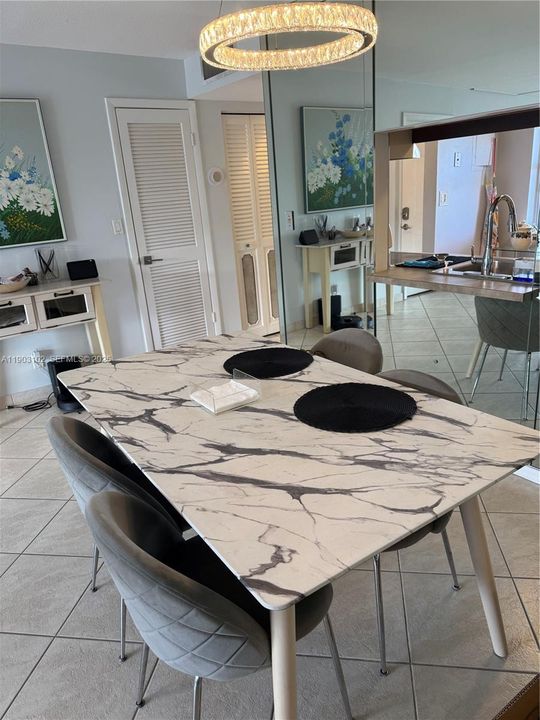 For Rent: $2,050 (1 beds, 1 baths, 900 Square Feet)