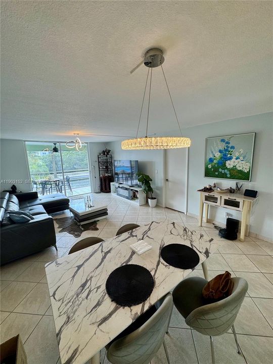 For Rent: $2,050 (1 beds, 1 baths, 900 Square Feet)