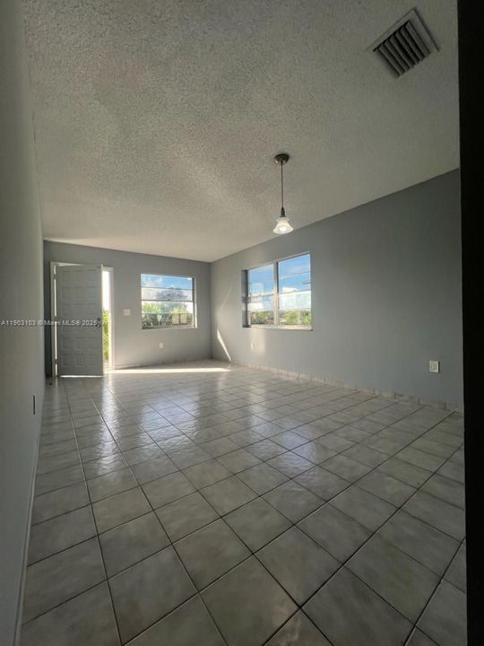 Active With Contract: $2,150 (2 beds, 2 baths, 1106 Square Feet)