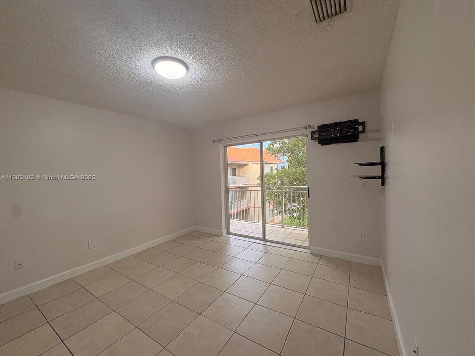 Active With Contract: $2,150 (2 beds, 2 baths, 1106 Square Feet)