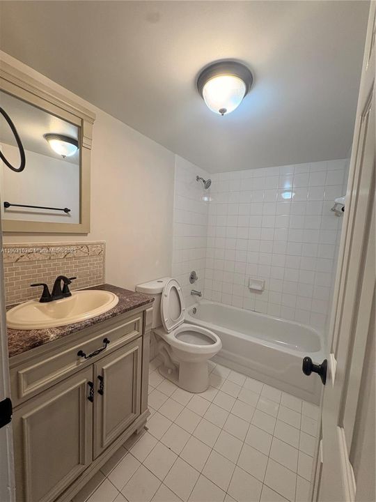 Active With Contract: $2,150 (2 beds, 2 baths, 1106 Square Feet)