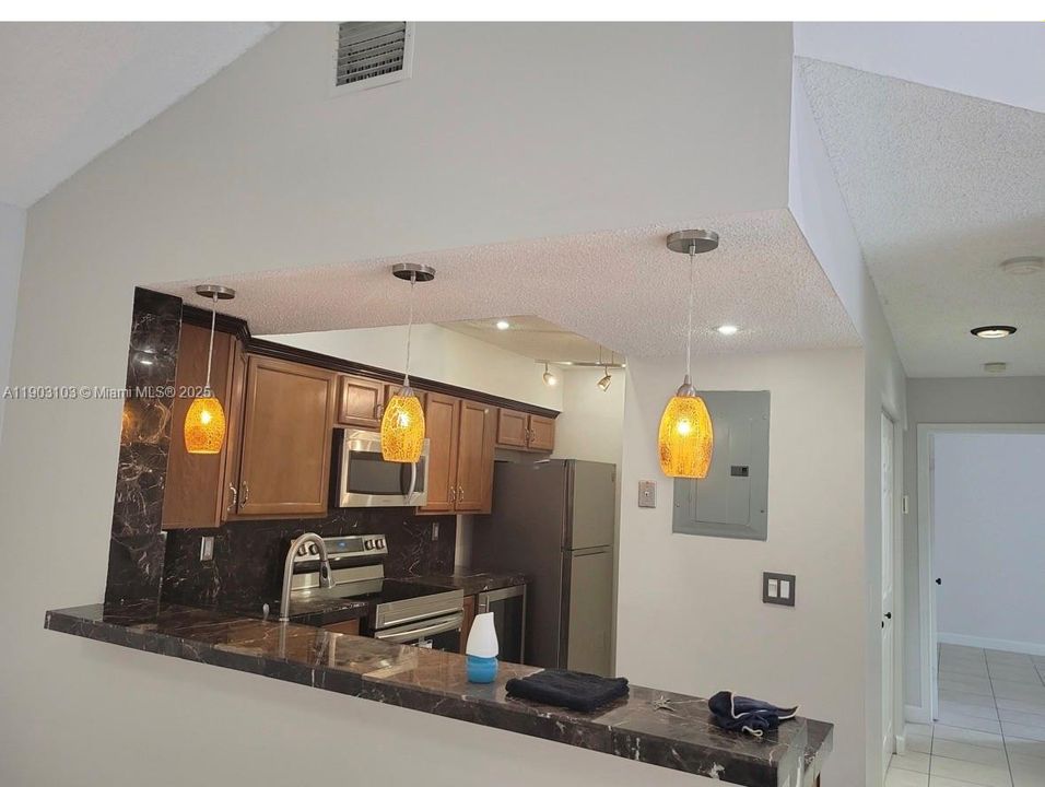 Active With Contract: $2,150 (2 beds, 2 baths, 1106 Square Feet)